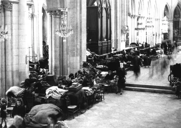 Folk tager tilflugt i Caen-katedralen, juli 1944 (s/h-billede)