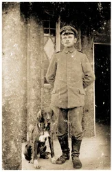 Den tyske hær Feldwebel (sergent) med en hund