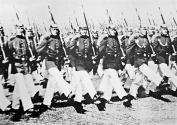 Tyske tropper på parade gåse-trin foran Kaiser, 28. august 1911 (s/h foto)