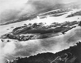 Luftfoto af Ford Island og Battleship Row, Pearl Harbor, 7. december 1941 (s/h-foto)