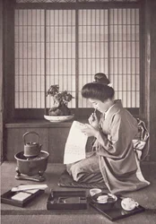 Japansk kvinde, der skriver