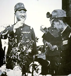 De japanske generaler Terauchi og Hata skåler med sake af Hsuchows fald i Kina i maj