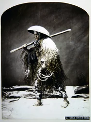 Japansk portør i sit vintertøj, ca. 1900 (farvet foto)