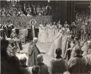 Hertuginde Mary hylder dronning Elizabeth II ved kroningen med sin krone løftet