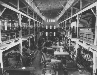 Indvendigt billede af nyt maskinværksted i Hagley Yard, 1905