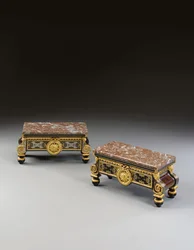 Par restaureringsstativer, anden fjerdedel af det 19. århundrede (ormolu, tin, messing, skildpaddeskal, obony og eboniseret Boulle-marquetry)
