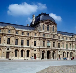 Arkitektur: udsigt over den firkantede gårdhave ved Louvre. Realiseret af Pierre Lescot (1515-1578)