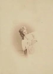 [Vignetteret siddende i Ritrosetta-kjole], 1861-67.