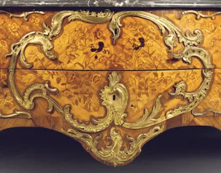Detalje af en Louis XV-kommode, forhandlet af Adrien Delorme (ormolu-monteret tulipantræ, amarant, frugttræ og marquetry) (se også 463007)