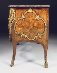 Louis XV kommode, forhandlet af Adrien Delorme (ormolu monteret tulipantræ, amarant, frugttræ og intarsia) (se også 463008)