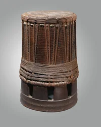 Tambour, Pahu, fra Marquesas-øerne (træ og snor)