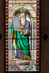 Genova, Duomo (St. Lawrence Cathedral), Johannes Døberens Kapel: farvede glas af Pompeo Bertini