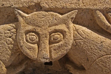 Detalje af en zoomorphic Kapital fra en af de originale kolonner. (granit)