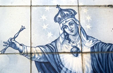 Detalje af Jomfru Maria fra et dekorativt panel, der viser hende knuse slangen, Lamego, Portugal. 1738 (keramiske fliser)