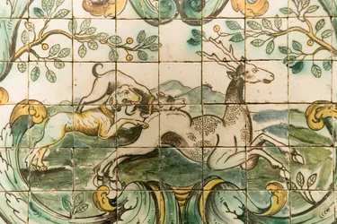 Majolika-fliser, der forestiller hunde, der jager en hjort fra Jagtrummet ved Palacio da Praia, Belem, ca. 1680 (keramik)