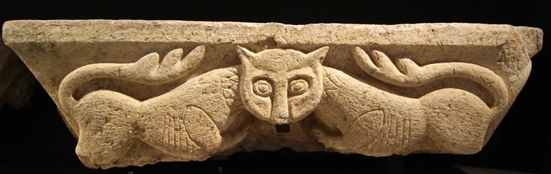 Zoomorphic Capital fra en af de originale kolonner. (granit)