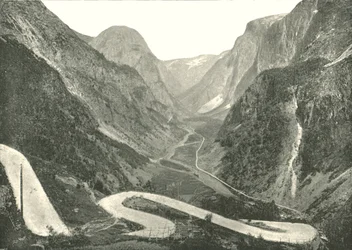 Zig-Zag-vejen og vandfald, Stalheim, Norge, 1895.