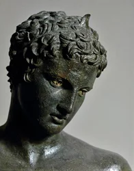 Græsk kunst: bronzestatue af »den unge mand fra Marathon« (efeb), der forestiller Hermes som en ung atlet, tilskrevet billedhuggeren Praxiteles (4. århundrede f.Kr.), 460 f.Kr., mål 130 cm. Athen, Det Nationale Arkæologiske Museum (inv. 15118). Den unge
