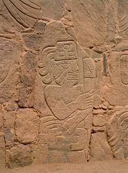 Figur af en kriger, der bærer en hjelm og holder en kølle (sten)