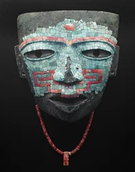 Dødsmaske dækket af mosaik af turkis og røde skaller. Artefakt fra Teotihuacan, Mexico City. Teotihuacan-civilisationen - præcolumbiansk kunst: dødsmaske af turkis og lyserøde sten fra Teotihuacan III-civilisationen (300-650 e.Kr.), Mexico