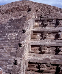 Før colombiansk civilisation: udsigt over stedet for Teotihuacan (300 f.Kr.-600 e.Kr.): Quetzalcoatls tempel eller den fjerklædte slanges tempel. Mexico