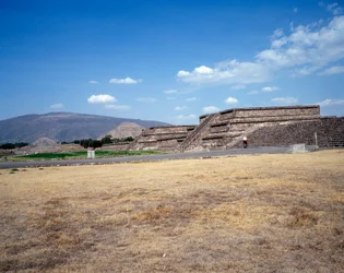 Før colombiansk civilisation: udsigt over stedet for Teotihuacan (300 f.Kr.-600 e.Kr.): solens tempel (eller pyramide). Mexico