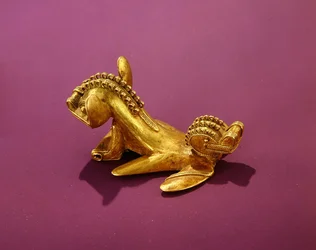 Tairona-vedhæng, der forestiller et dobbelthovedet dyr, 7.-8. århundrede e.Kr. (guld)