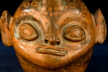 Keramisk cephalomorf med negativ dekoration / Vicus-kultur (terrakotta)