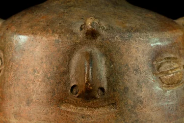 Keramik med antropomorf dekoration og sidehåndtag / Præcolumbiansk kunst (terrakotta)