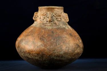 Kugleformet keramik med cephalomorf hals / Præcolumbiansk kunst (terrakotta)