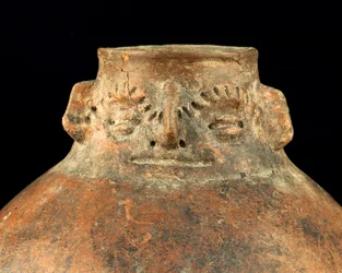 Kugleformet keramik med cephalomorf hals / Præcolumbiansk kunst (terrakotta)