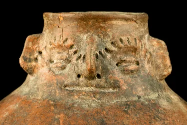 Kugleformet keramik med cephalomorf hals / Præcolumbiansk kunst (terrakotta)