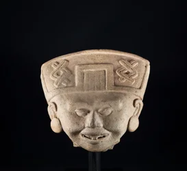 Smilende" statuette / Mexico, Totanaque-kultur (terrakotta)