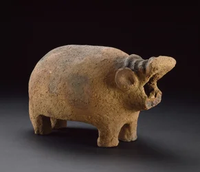 Flodhestfigur, fra grav 134 ved Hu, ca. 3500-3000 f.Kr. (groft rødt keramik)