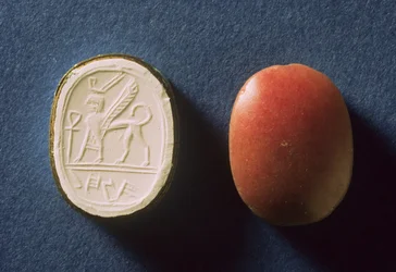 Segl med hebraisk skrift for en kvinde ved navn Hannah og en sfinx med et moderne aftryk af designet, fundet i Tell ed-duwair (Lachish) Israel (rød jaspis og gips)