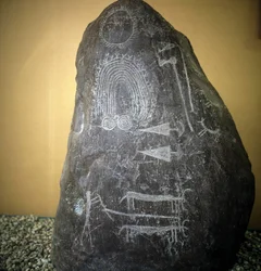 Civilisation af Camunni, forhistorie, klippekunst: gravsten, dyr, pilespidser og spiraler - Stele af Bagnolo type 2 i Valcamonica (Camonica-dalen) (Italien).
