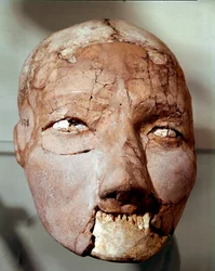 Neolitisk kunst: menneskekranium fra stenalderen (6000-4000 f.Kr.). Fra Jeriko, Arkæologisk Museum, Amman, Jordan