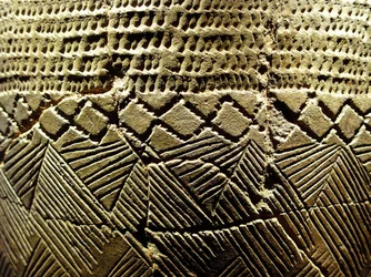 Keramik med »kamtands«-dekoration, cirka 8000 f.Kr., fra bondestenalderen, Amsa-Dong, Korea. Fotografi, Nationalmuseet i Seoul, Republikken Korea
