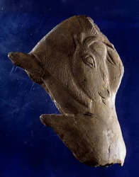 Forhistorisk kunst (Ovre Magdalena): "" Bison rejser sig"" Skulptur i rensdyrtræ fra ly af Madeleine i Dordogne. 11000 f.Kr. Søn 0,10 m. Saint Germain en Laye, Nationalmuseet for arkæologi
