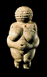 Forhistorisk kunst: Venus fra Willendorf - Statuette af kalksten, der repræsenterer en kvinde med meget udviklede former, 23000 f.Kr. (øvre palæolitikum) Dim. 11 cm - Wien, Nationalmuseet for Naturhistorisk - Forhistorie: Venus fra Willendorf - Oolitisk ka