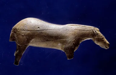 Forhistorisk kunst (mellemste Magdalénien): fritstående skulptur af en hest i mammutelfenben fra grotten Espelugues (Hautes-Pyrénées). Mål: 0,073 x 0,035 x 0,017 m. Saint-Germain-en-Laye, Nationalmuseet for Arkæologi