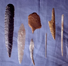 Forhistoriske værktøjer: flint, kniv, pilespids og nål. Saint Germain En Laye. Antikmuseet