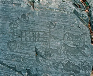 Forhistorie: Camunni civilisation: en vogn affyret af heste, hjul er repræsenteret med eger og heste er i profil i et forsøg på at prospektere. Stengravering af sten 23 af Naquane (Valcamonica, Val Camonica, Brescia). Periode mellem yngre stenalder og bro