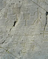 Forhistorie, Camunni-civilisationen, klippekunst: en gravklippe med scener af hjortejagt og hverdagsliv i en landsby. Perioden mellem yngre stenalder og bronzealder. Capo di Ponte, Parco nazionale delle incisioni rupestri di Naquane, Valcamonica, Val