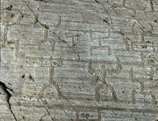 Forhistorie, Camunni-civilisation, klippekunst: en gravsten af stiliserede gengivelser af karakterer kendt som "oranterne"" med arme strakt mod himlen. Periode mellem yngre stenalder og bronzealder. Roche n. 50. Naquane (Brescia) Capo di Ponte, Pa