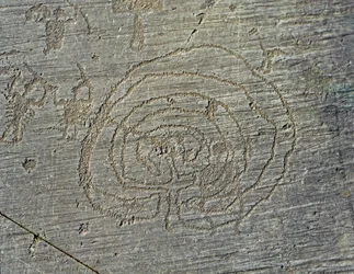 Forhistorie, Camunni-civilisationen, klippekunst: en indgraveret klippe med en fremstilling af krigervåben, skjolde og sværd samt en labyrint. Perioden mellem yngre stenalder og bronzealderen. Klippe nr. 35, Capo di Ponte, Parco nazionale delle incisioni