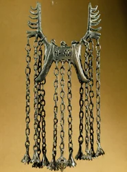 Forhistorie: Elan-formet vedhæng med to hoveder fra et sted i Dolanlar (Aserbajdsjan) bronzealder. Baku, Aserbajdsjans statsreligionshistoriske museum