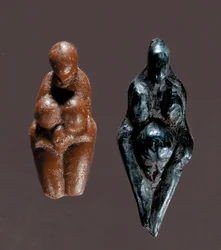 Forhistorie: "" Venus de Grimaldi"" Figurer af gul og grøn steatite mereen gudinder, der stammer fra den øvre palæolitikum. Svag. 6 cm Saint Germain en Laye, Antikvitetsmuseet