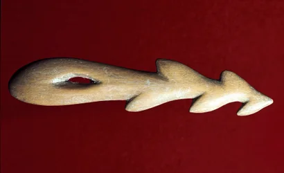 Forhistorie: benharpun anvendt til fiskeri. Magdalénienkulturen, sen ældre stenalder. Verona, Museo Civico di Storia Naturale