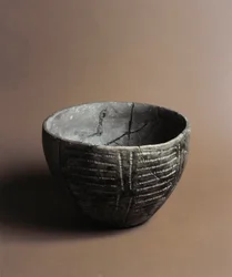 Forhistorie: keramikvase indgraveret med neolitiske dekorationer fra Caverna Delle Arene i Candide (Ligurien). Pegli, Villa Pallavicini-museet